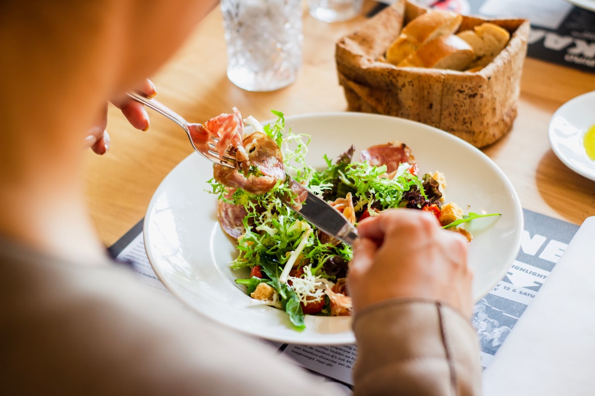 Grüner Salat mit Nüssen